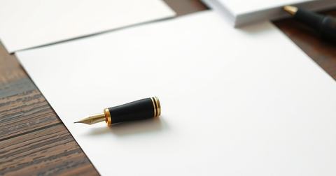 Vulpen op een leeg papieren formulier naast een witte kaart
